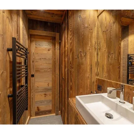 Modern 2 Bedroom Apartment, Close To Lifts