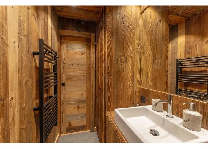 Modern 2 Bedroom Apartment, Close To Lifts